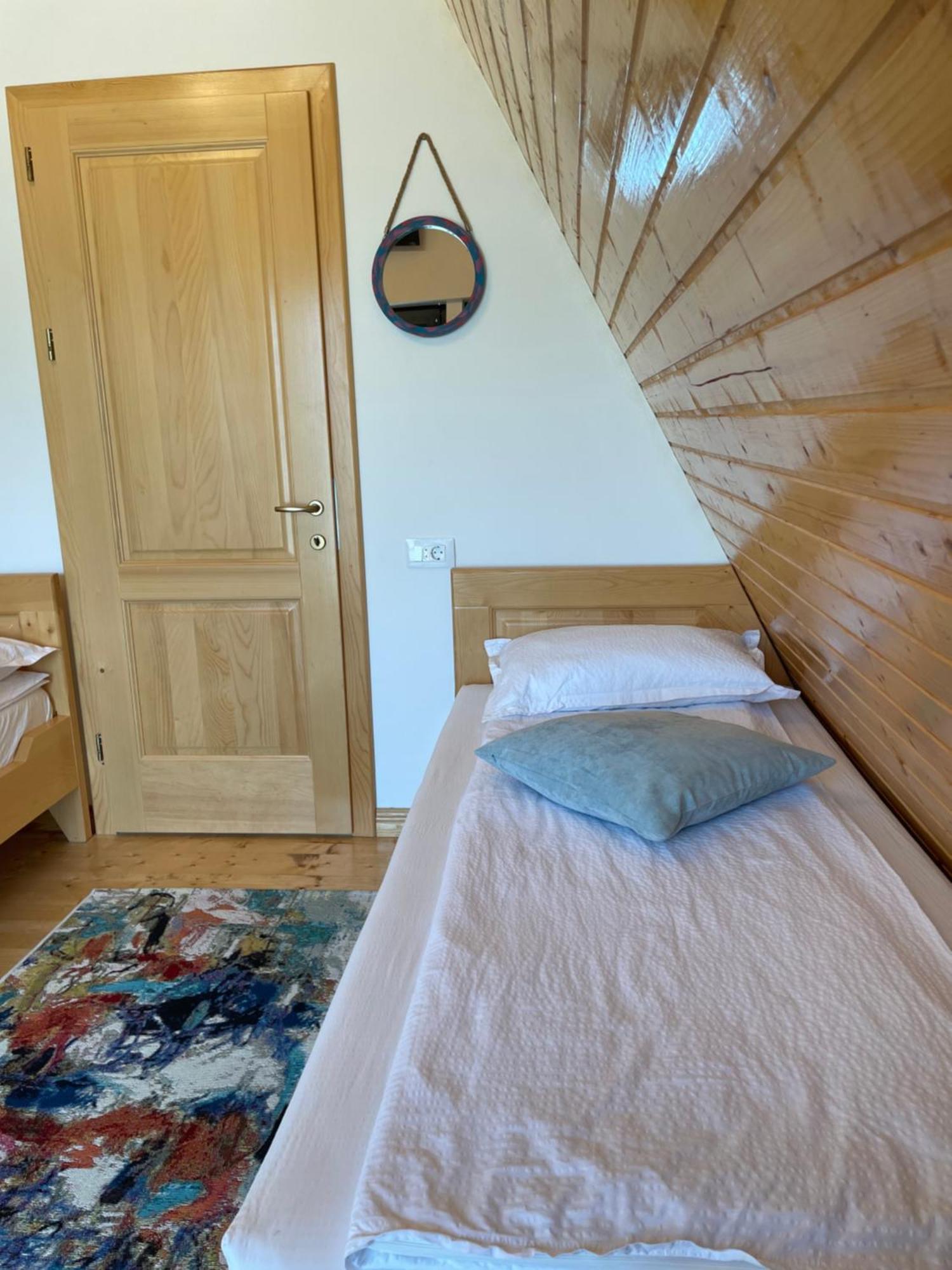 A Frame 1 Transalpina Hotel Petresti Екстериор снимка