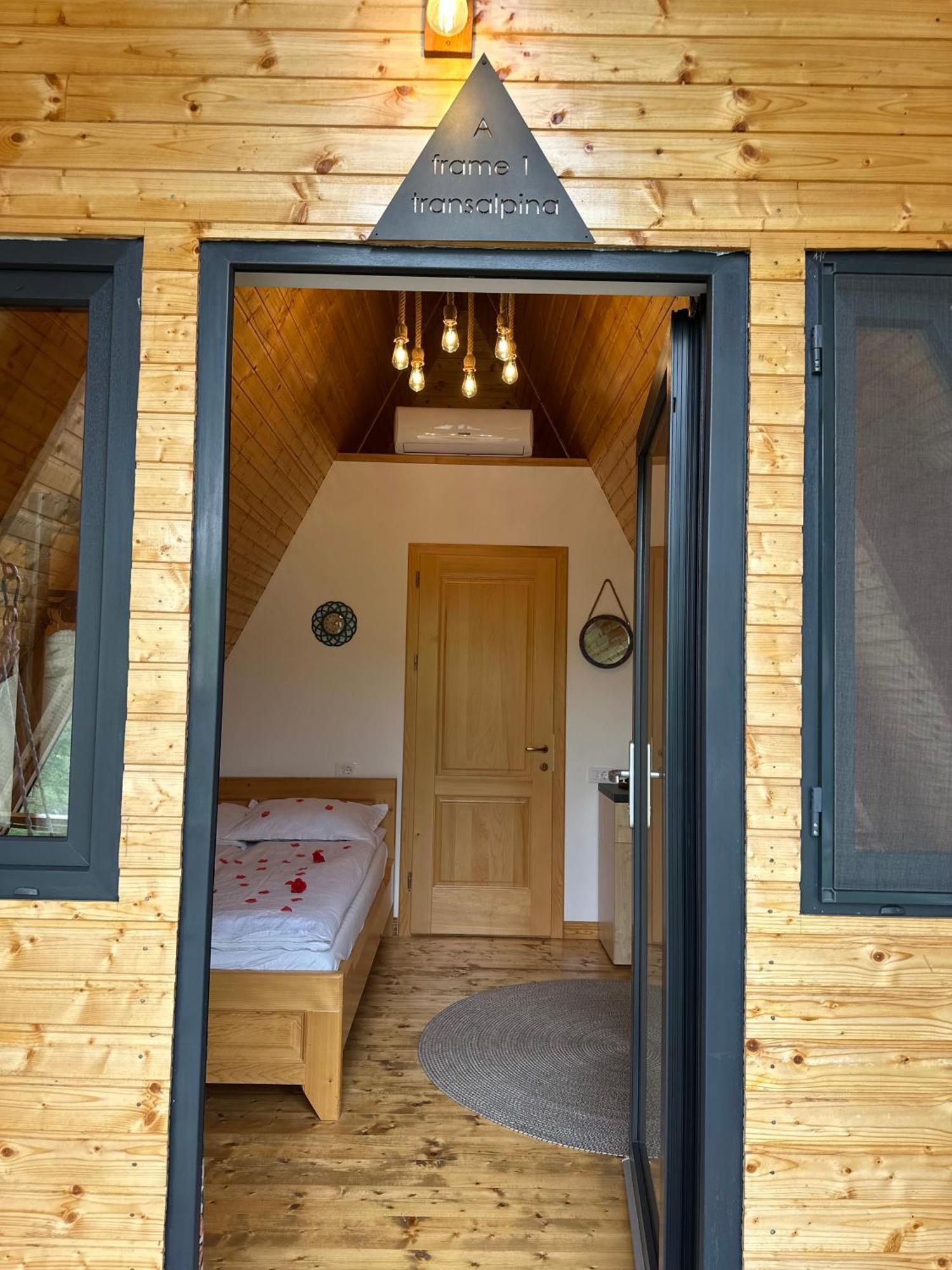 A Frame 1 Transalpina Hotel Petresti Екстериор снимка